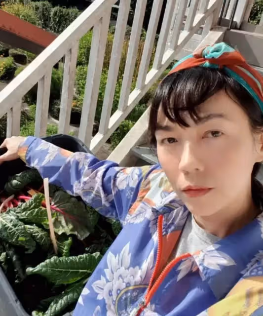 49歲國寶級女歌手停工種菜養雞,自嘲黑得像農民,期待回內地工作