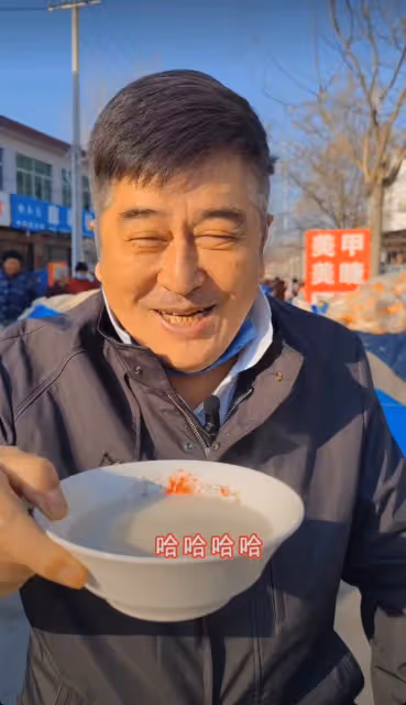 67歲香港戲骨在內地農村趕集!坐路邊吃豆漿油條,兩鬢斑白接地氣