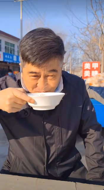 67歲香港戲骨在內地農村趕集!坐路邊吃豆漿油條,兩鬢斑白接地氣