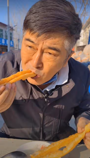 67歲香港戲骨在內地農村趕集!坐路邊吃豆漿油條,兩鬢斑白接地氣