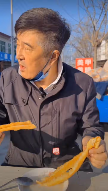 67歲香港戲骨在內地農村趕集!坐路邊吃豆漿油條,兩鬢斑白接地氣