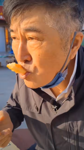 67歲香港戲骨在內地農村趕集!坐路邊吃豆漿油條,兩鬢斑白接地氣