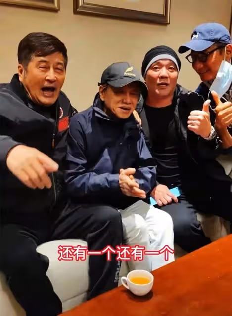 67歲香港戲骨在內地農村趕集!坐路邊吃豆漿油條,兩鬢斑白接地氣
