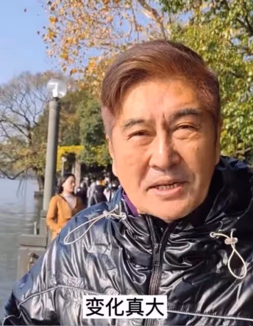 67歲香港戲骨在內地農村趕集!坐路邊吃豆漿油條,兩鬢斑白接地氣
