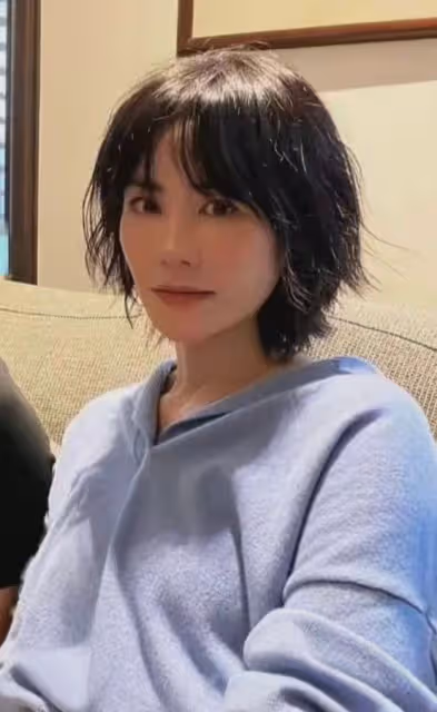 53歲王菲曝近況!面色紅潤皮膚緊緻嫩出水,與男子並肩合影顯親密
