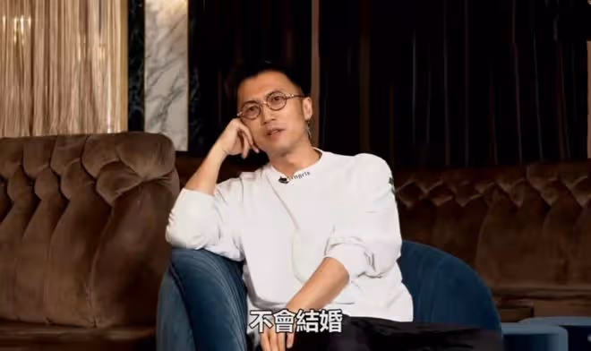 53歲王菲曝近況!面色紅潤皮膚緊緻嫩出水,與男子並肩合影顯親密