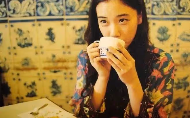 14歲出道的女神，卻閃婚嫁了大9歲的「丑」老公，幸福真的與顏值無關!