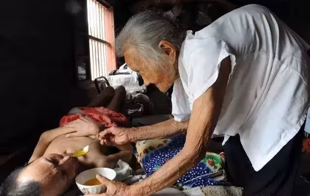百歲老人駝著背照顧癱瘓兒子40年,回絕40多萬元愛心捐款,去世後千人送行
