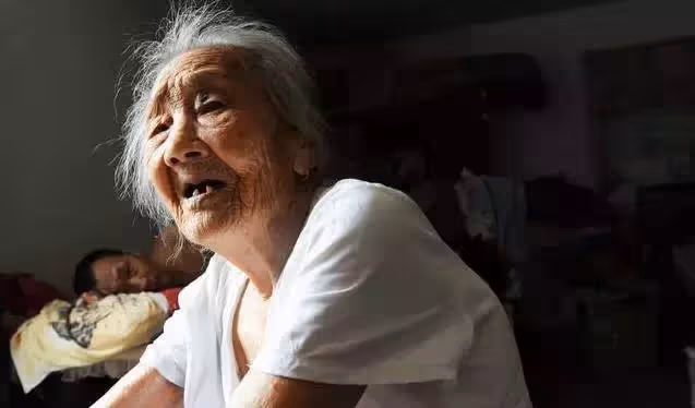 百歲老人駝著背照顧癱瘓兒子40年,回絕40多萬元愛心捐款,去世後千人送行