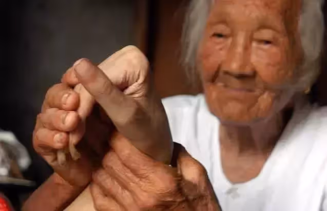 百歲老人駝著背照顧癱瘓兒子40年,回絕40多萬元愛心捐款,去世後千人送行