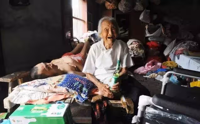 百歲老人駝著背照顧癱瘓兒子40年,回絕40多萬元愛心捐款,去世後千人送行