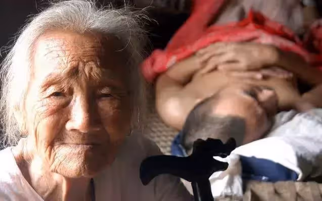 百歲老人駝著背照顧癱瘓兒子40年,回絕40多萬元愛心捐款,去世後千人送行