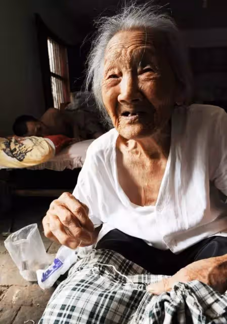百歲老人駝著背照顧癱瘓兒子40年,回絕40多萬元愛心捐款,去世後千人送行