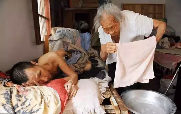 百歲老人駝著背照顧癱瘓兒子40年,回絕40多萬元愛心捐款,去世後千人送行