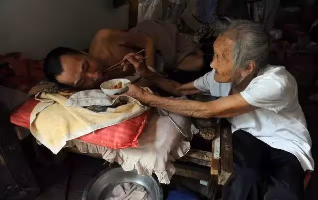 百歲老人駝著背照顧癱瘓兒子40年,回絕40多萬元愛心捐款,去世後千人送行