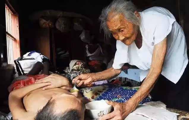 百歲老人駝著背照顧癱瘓兒子40年,回絕40多萬元愛心捐款,去世後千人送行