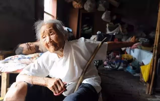 百歲老人駝著背照顧癱瘓兒子40年,回絕40多萬元愛心捐款,去世後千人送行