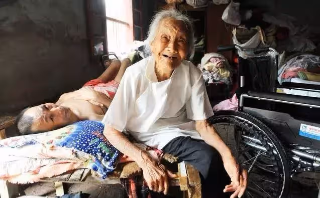 百歲老人駝著背照顧癱瘓兒子40年，回絕40多萬元愛心捐款，去世後千人送行