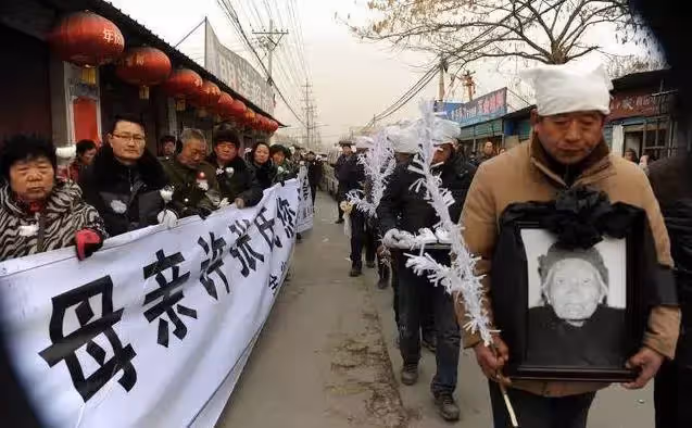 百歲老人駝著背照顧癱瘓兒子40年，回絕40多萬元愛心捐款，去世後千人送行