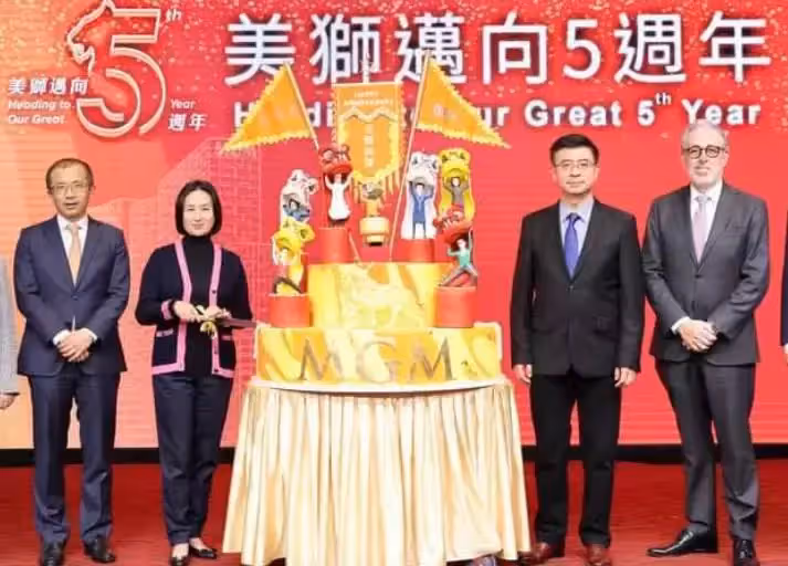 59歲何超瓊久違現身,慶公司成立5周年,身家大跌7億無損好心情