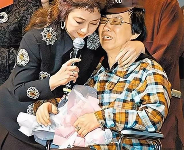 香港知名歌手近況曝光！獨自住養老院，癱瘓20年以輪椅代步