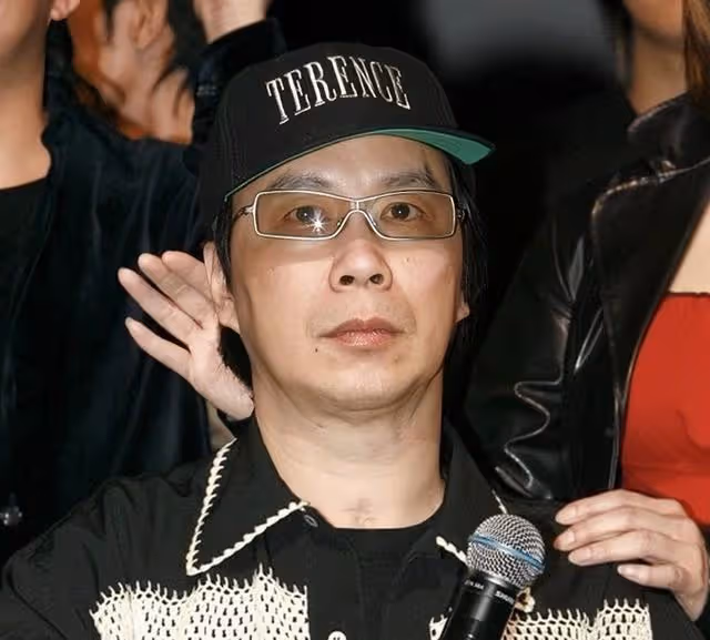 香港知名歌手近況曝光！獨自住養老院，癱瘓20年以輪椅代步