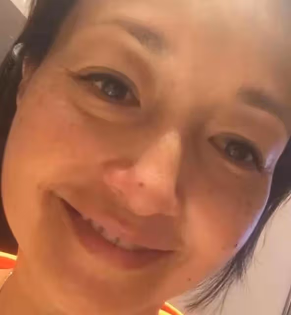 已淡出娛樂圈近10年,52歲前知名港姐近況曝光,臉上斑點盡顯老態