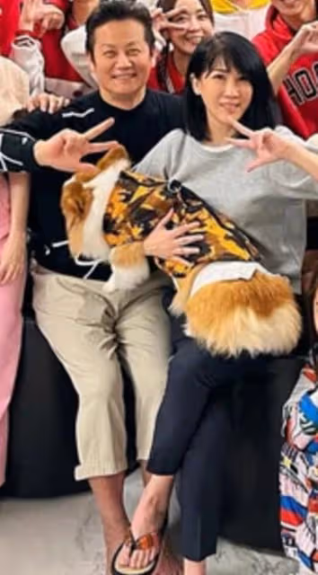 62歲徐乃麟豪宅設宴,妻子罕見露面穩坐C位,准洋兒媳婦身材出眾