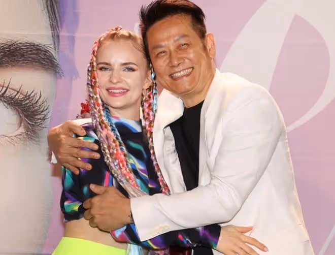 62歲徐乃麟豪宅設宴,妻子罕見露面穩坐C位,准洋兒媳婦身材出眾