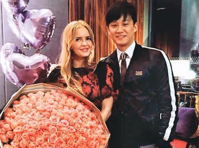 62歲徐乃麟豪宅設宴,妻子罕見露面穩坐C位,准洋兒媳婦身材出眾