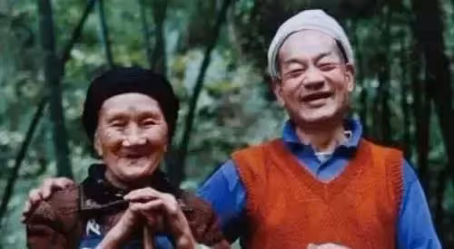 他為愛私奔,與妻隱居1500米深山養育7子女,為讓妻下山,花50年鑿出6208級臺階,真相惹人羨慕