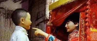他為愛私奔,與妻隱居1500米深山養育7子女,為讓妻下山,花50年鑿出6208級臺階,真相惹人羨慕