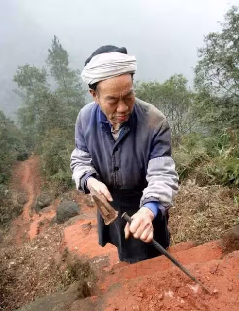 他為愛私奔,與妻隱居1500米深山養育7子女,為讓妻下山,花50年鑿出6208級臺階,真相惹人羨慕