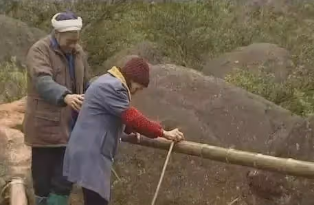他為愛私奔,與妻隱居1500米深山養育7子女,為讓妻下山,花50年鑿出6208級臺階,真相惹人羨慕