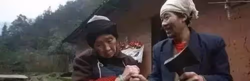 他為愛私奔,與妻隱居1500米深山養育7子女,為讓妻下山,花50年鑿出6208級臺階,真相惹人羨慕