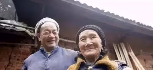他為愛私奔,與妻隱居1500米深山養育7子女,為讓妻下山,花50年鑿出6208級臺階,真相惹人羨慕