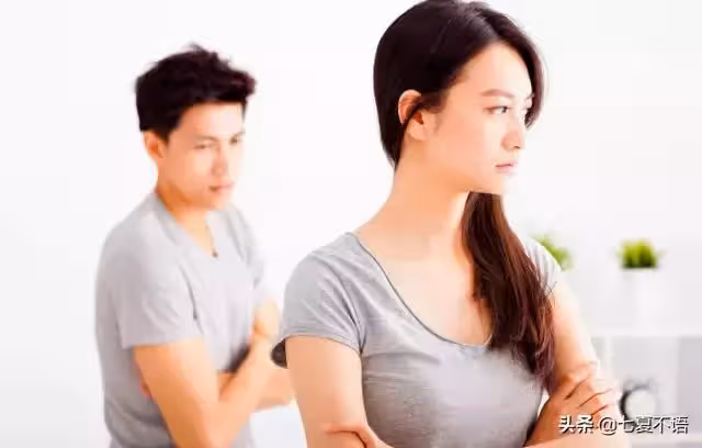 小姑結婚送3萬嫁妝被拒,看到老公工資,妻子:離婚,跟你妹妹過