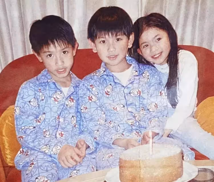 凍齡港姐吳婉芳帶3子女亮相!大兒子留長髮最像媽媽,二兒子身材健碩,女兒顏值不及媽媽