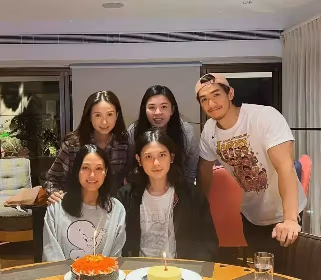 凍齡港姐吳婉芳帶3子女亮相!大兒子留長髮最像媽媽,二兒子身材健碩,女兒顏值不及媽媽