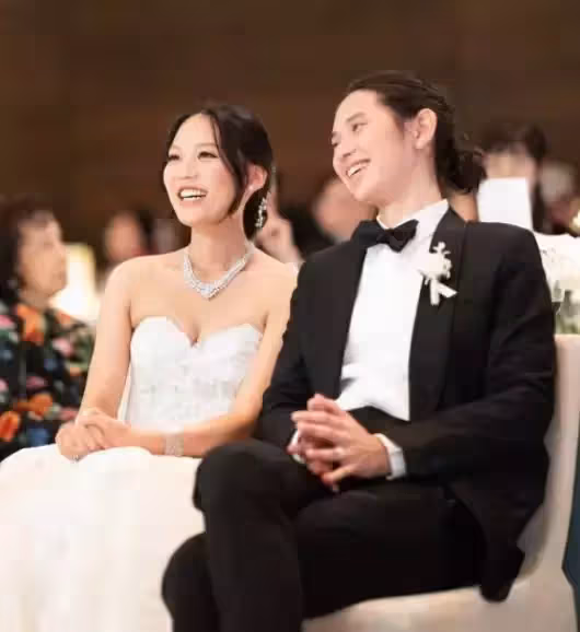 凍齡港姐吳婉芳帶3子女亮相!大兒子留長髮最像媽媽,二兒子身材健碩,女兒顏值不及媽媽
