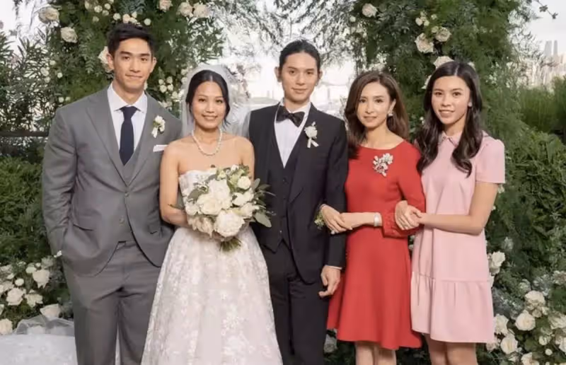 凍齡港姐吳婉芳帶3子女亮相!大兒子留長髮最像媽媽,二兒子身材健碩,女兒顏值不及媽媽