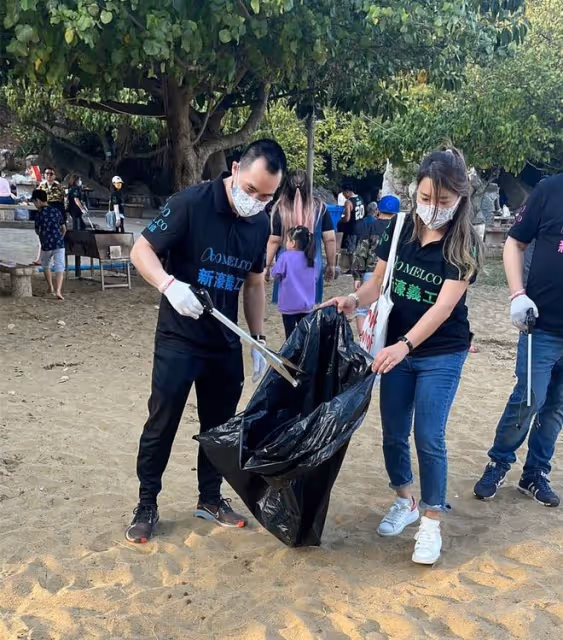 賭王兒子何猷龍做義工，陪老人下棋笑容親切，沙灘撿垃圾接地氣