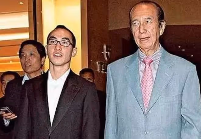 賭王兒子何猷龍做義工，陪老人下棋笑容親切，沙灘撿垃圾接地氣