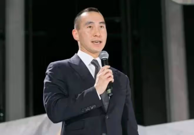 賭王兒子何猷龍做義工,陪老人下棋笑容親切,沙灘撿垃圾接地氣