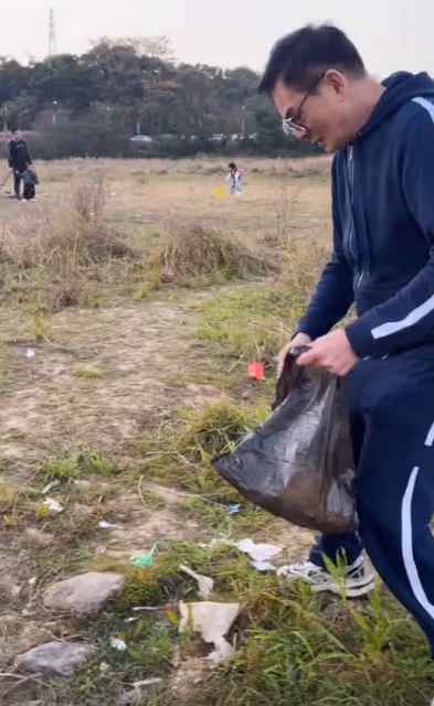 老戲骨李國麟水庫旅遊,不忍看到遍地垃圾,徒手撿4大袋不嫌髒
