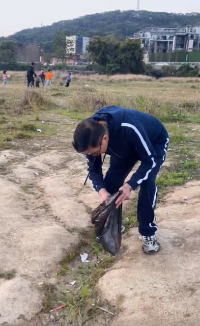 老戲骨李國麟水庫旅遊,不忍看到遍地垃圾,徒手撿4大袋不嫌髒