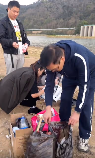 老戲骨李國麟水庫旅遊,不忍看到遍地垃圾,徒手撿4大袋不嫌髒