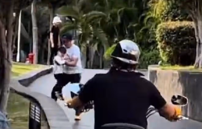 撒貝寧帶娃游三亞,站路邊張大嘴逗孩子,小朋友藍色眼睛白到發光
