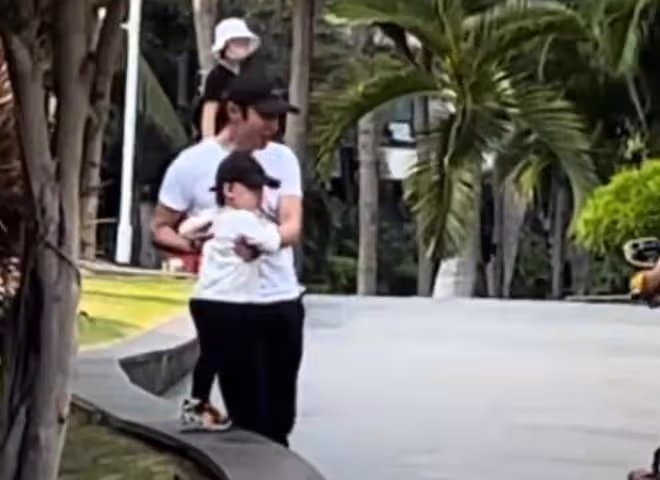 撒貝寧帶娃游三亞,站路邊張大嘴逗孩子,小朋友藍色眼睛白到發光