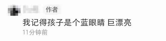 撒貝寧帶娃游三亞,站路邊張大嘴逗孩子,小朋友藍色眼睛白到發光